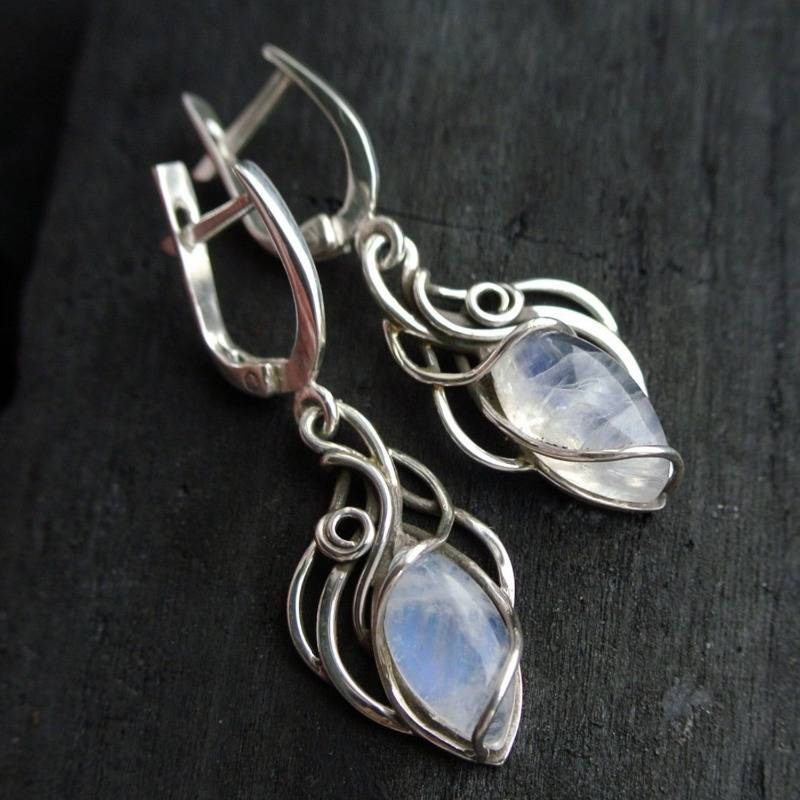 Pendientes de cristal blanco con diseño de alambre curvo