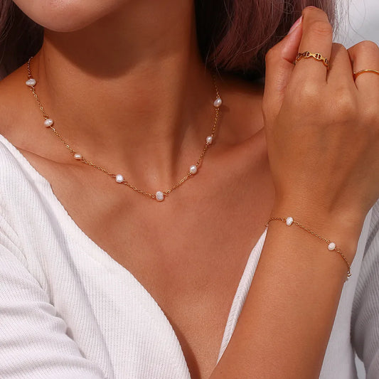 Elegante juego de collar y pulsera de perlas de acero inoxidable