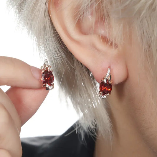 Pendientes de rubíes brillantes con detalles en circonitas cúbicas para ocasiones especiales