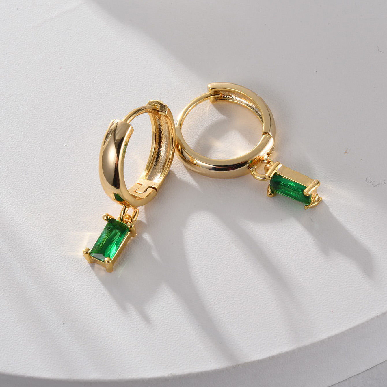 Elegantes pendientes de aro de esmeralda verde con piedra circonita para mujer