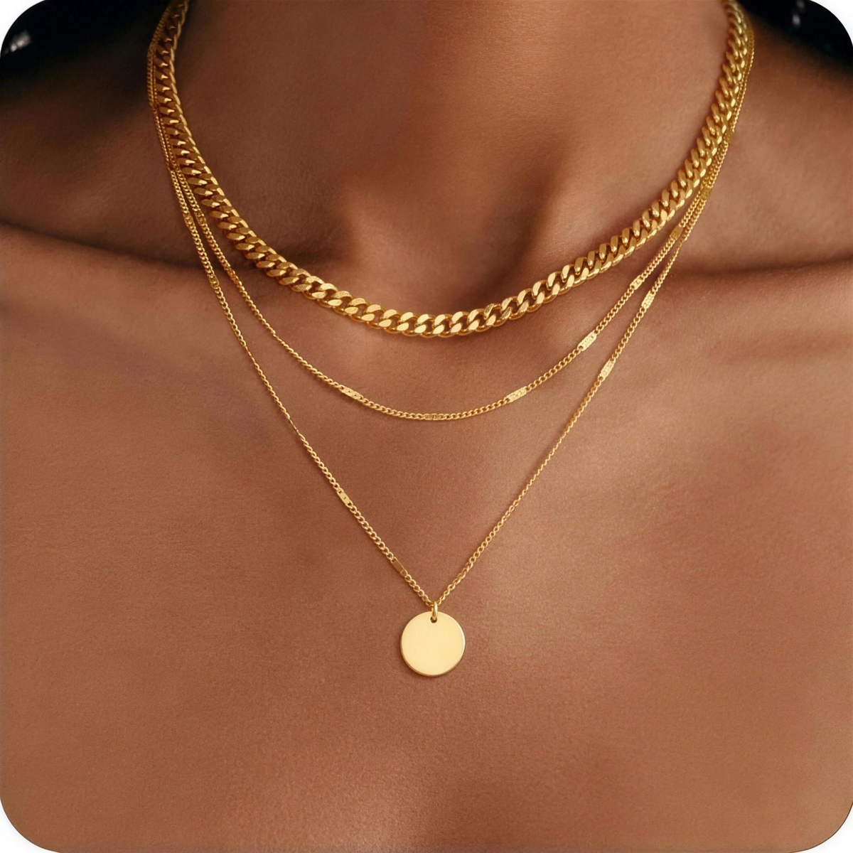 Cadena de tres capas con un delicado colgante de placa para conjuntos elegantes