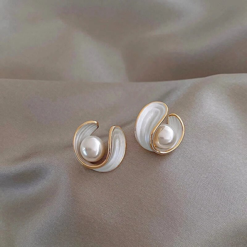 Pendientes elegantes con perlas y esmalte blanco