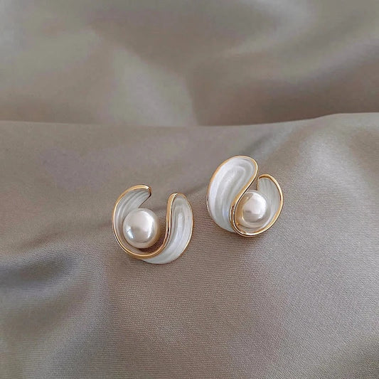Pendientes elegantes con aspecto de concha de nácar y ribete de perlas