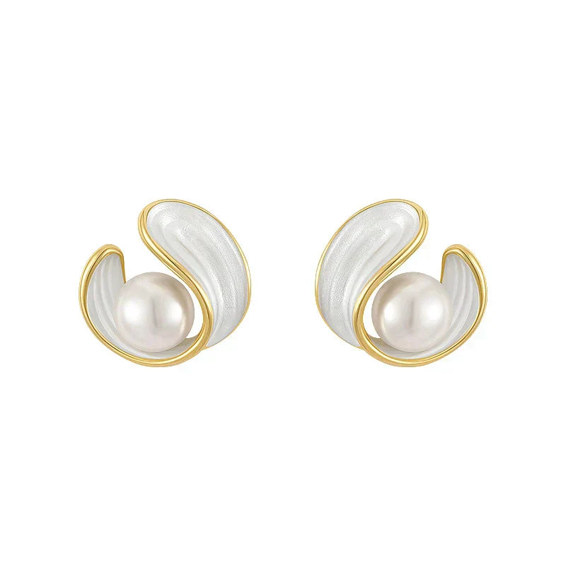 Pendientes elegantes con perlas y esmalte blanco