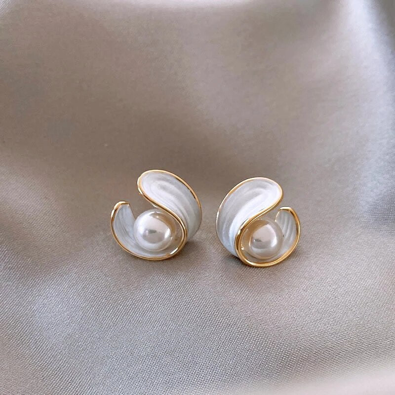 Pendientes elegantes con perlas y esmalte blanco