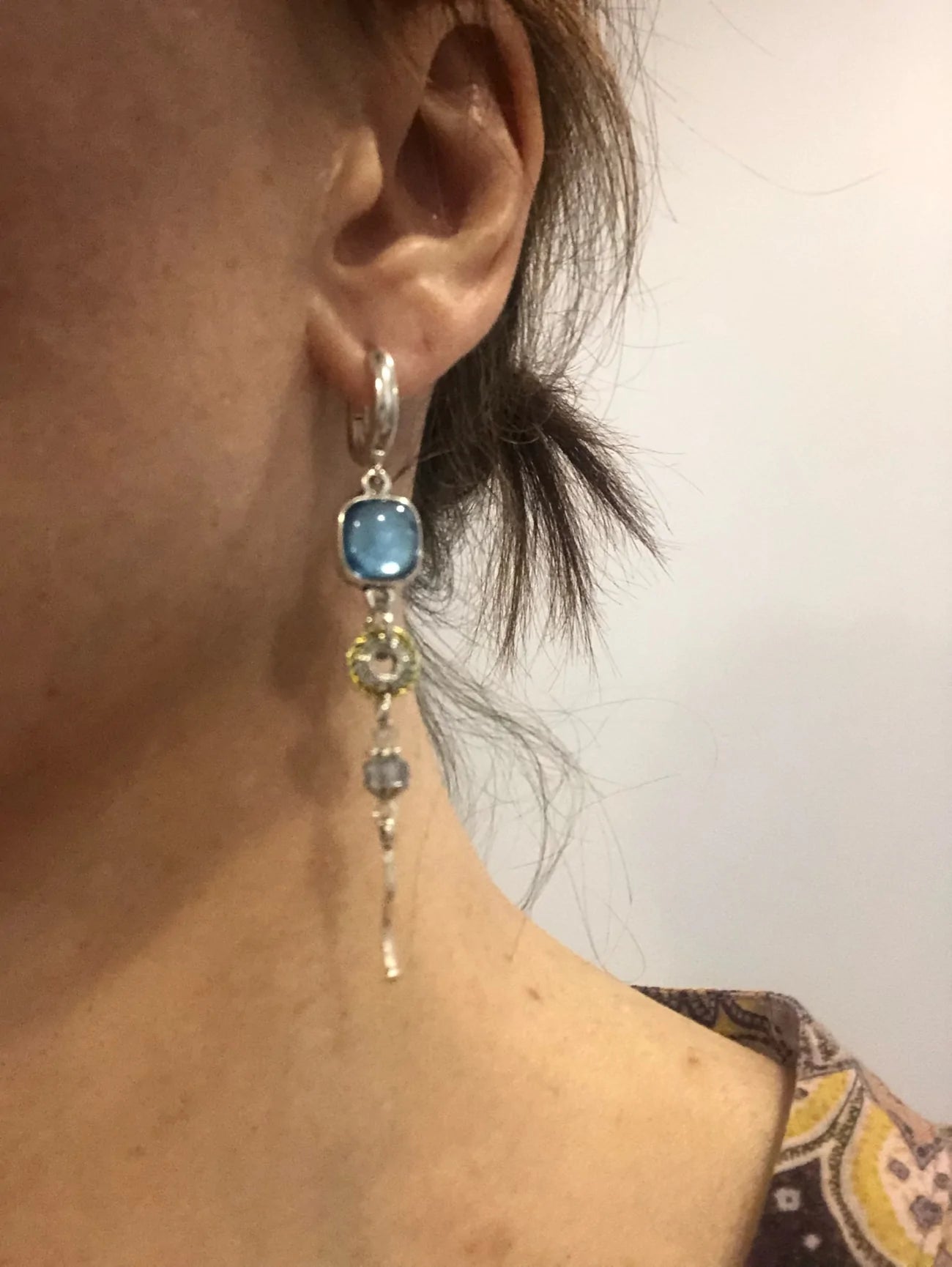 Pendientes asimétricos con piedras azules y elementos en forma de cruz
