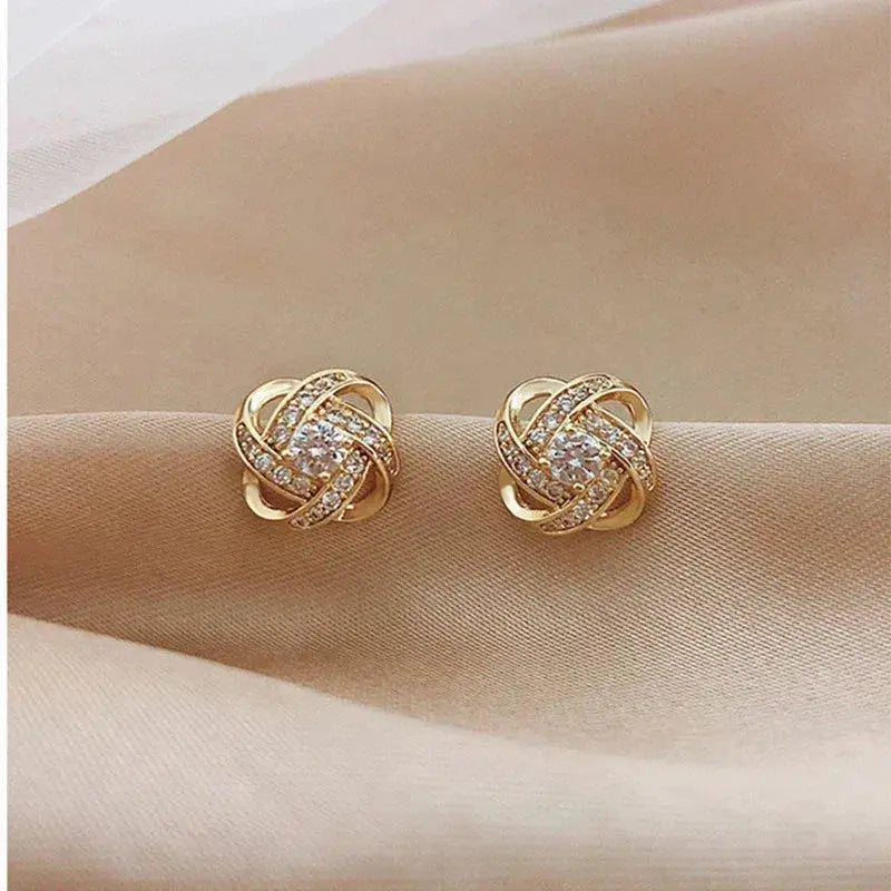 Pendientes brillantes en espiral con diseño de cruz de flores y circonitas cúbicas