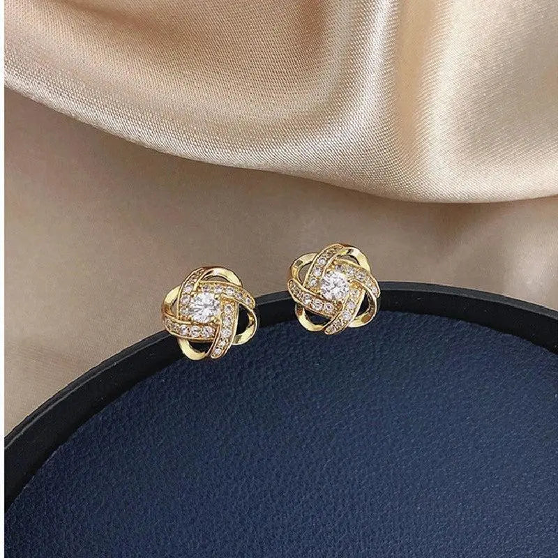 Pendientes brillantes en espiral con diseño de cruz de flores y circonitas cúbicas