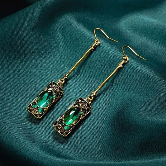 Elegantes pendientes colgantes vintage con brillantes piedras preciosas de color verde esmeralda