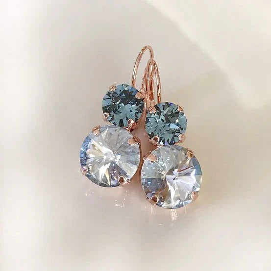 Pendientes de oro rosa con piedras de cristal brillantes azules y transparentes