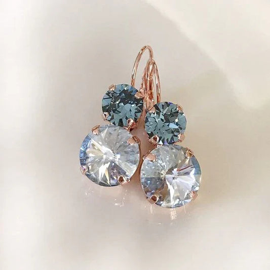 Pendientes de oro rosa con piedras de cristal brillantes azules y transparentes