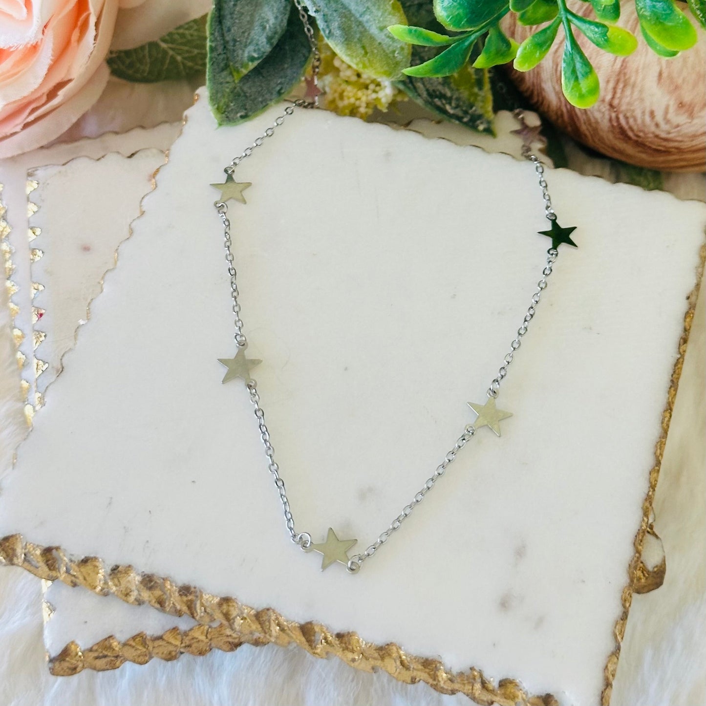 Delicado collar de estrellas con cadena de filigrana para un look celestial
