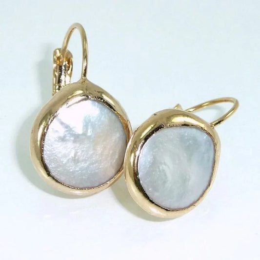 Pendientes de perlas elegantes con montura y cierre bañados en oro