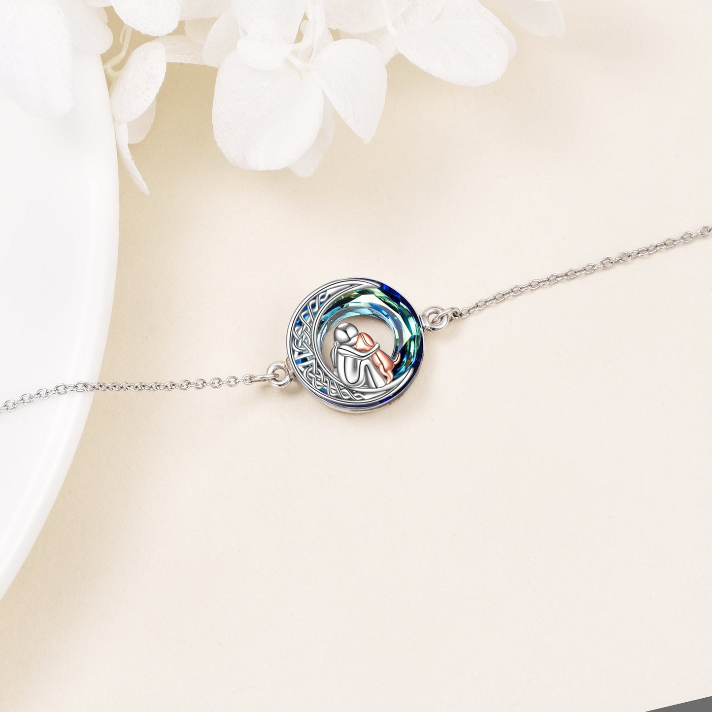 Pulsera abrazando a un perro humano con una brillante piedra lunar y una celta desnuda