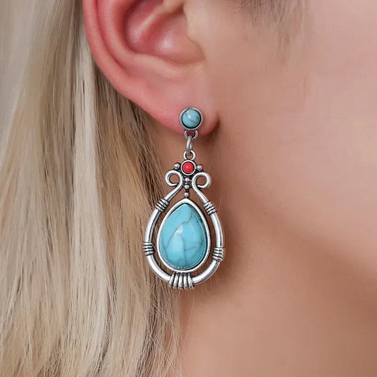 Pendientes vintage con piedra turquesa y detalles en rojo