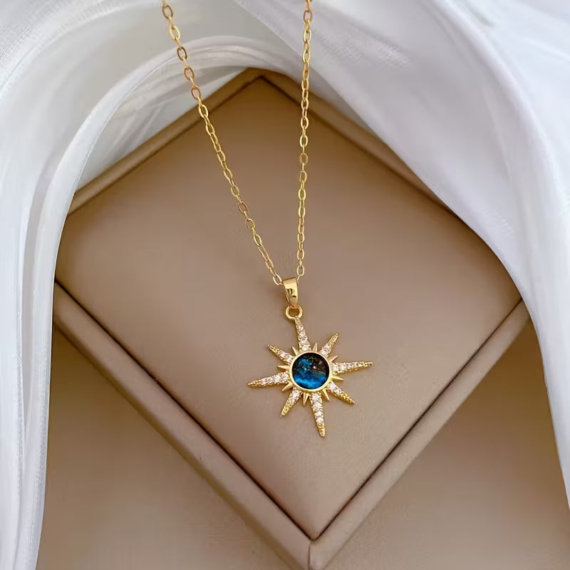 Collar Ángela estrella dorada detalle colgante - Sparkano Marbella