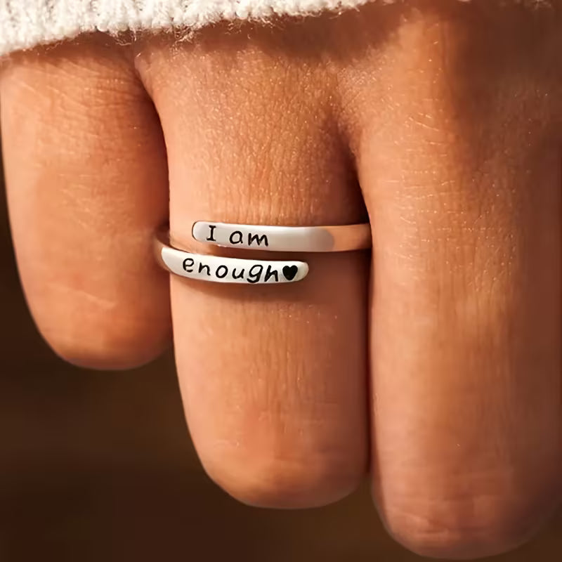 Anillo Lucía I Am Enough detalle grabado - Sparkano Marbella