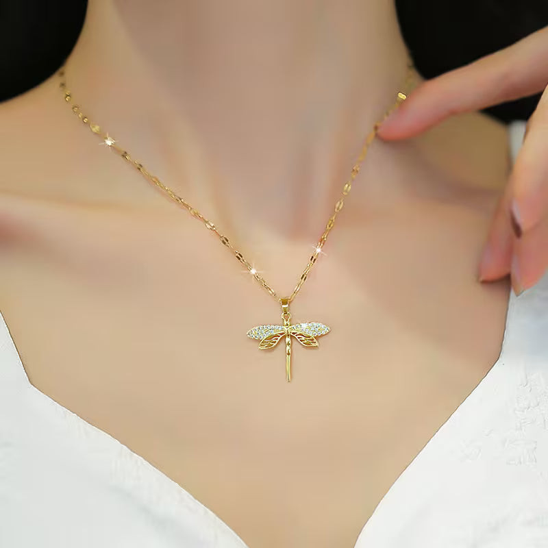 Collar de Libélula Dorada con Diseño Delicado