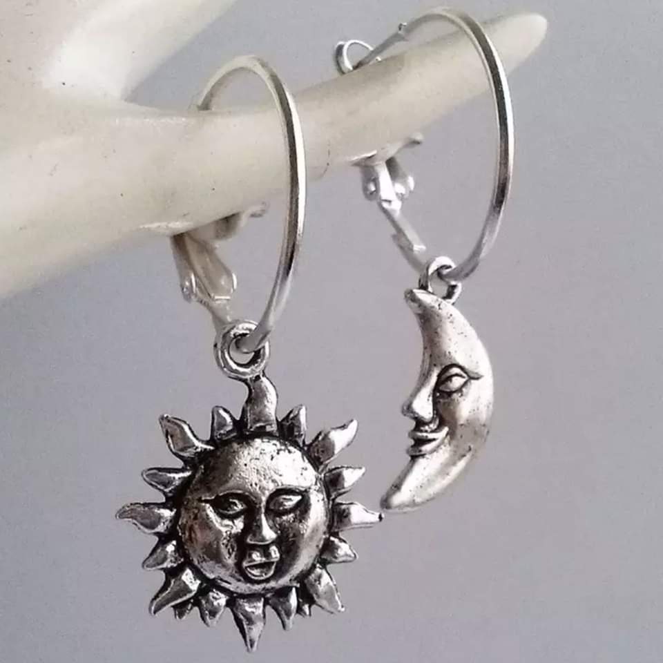Conjunto de joyas con pendientes de aro con cara de sol y luna