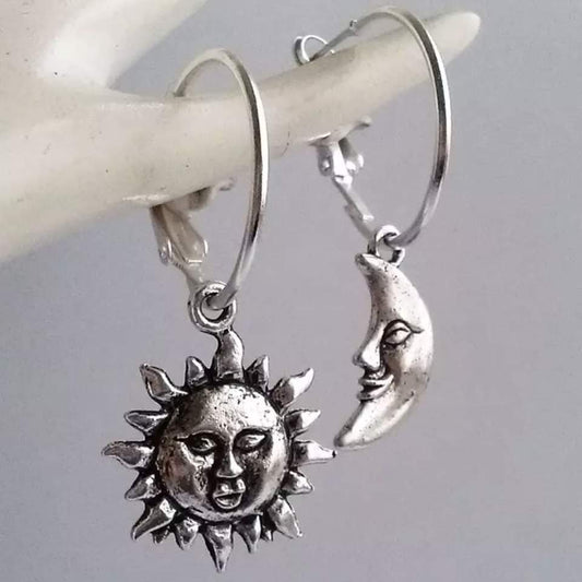 Conjunto de joyas con pendientes de aro con cara de sol y luna