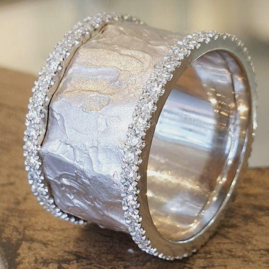 Anillo vintage clásico con circonitas