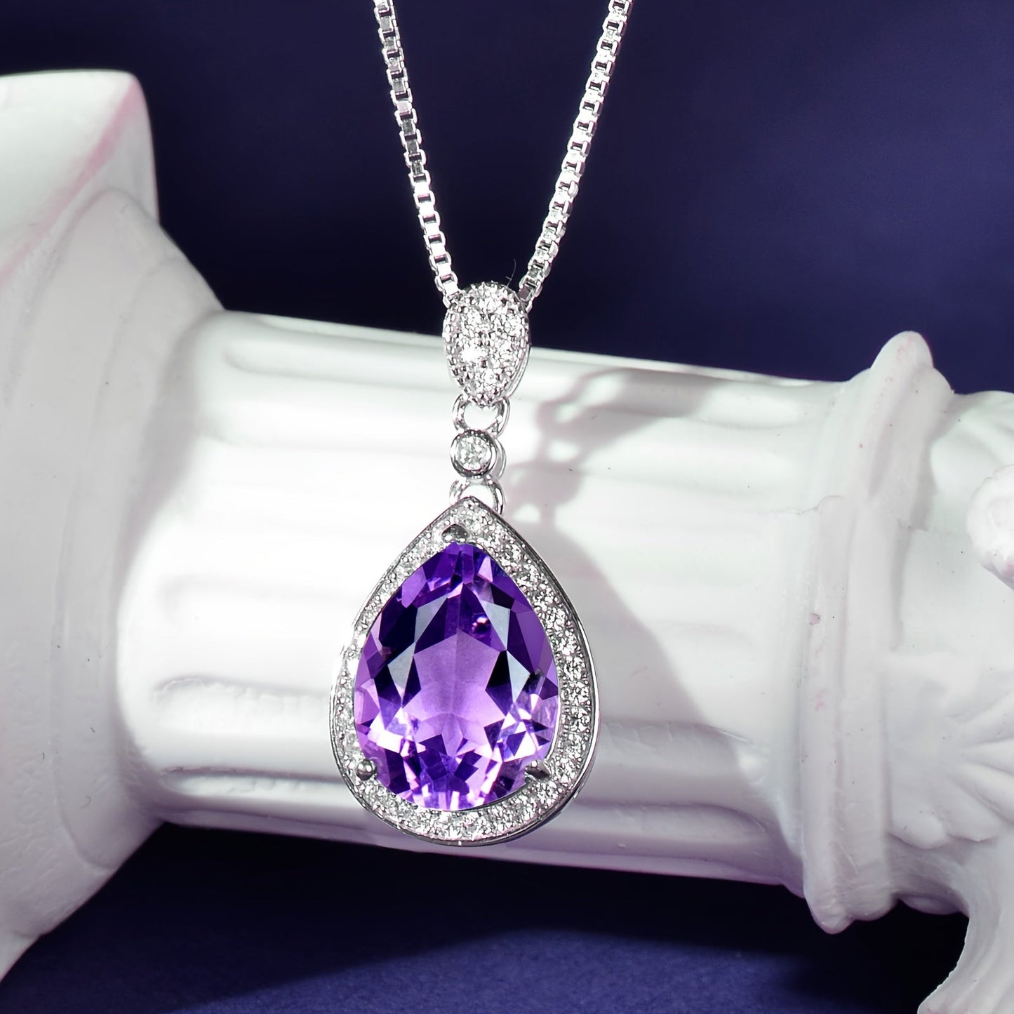 Collar con colgante de lágrima de amatista morada y circonitas