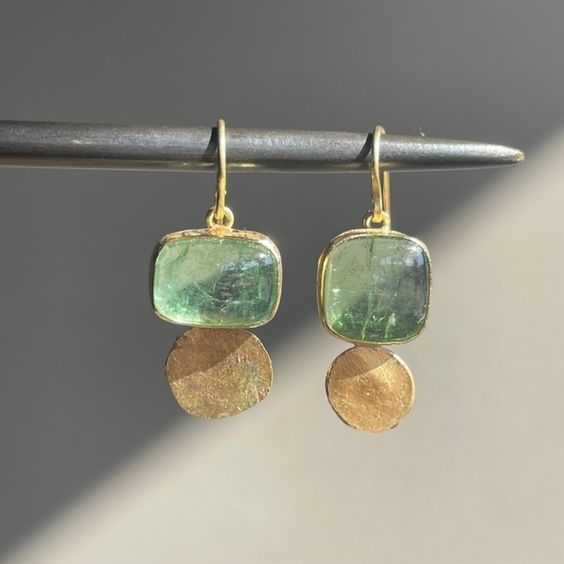 Pendientes llamativos de filigrana con piedra verde y acabado dorado