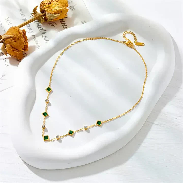 Elegante collar con colgante cuadrado verde esmeralda y circonita cúbica