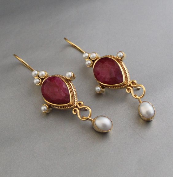 Pendientes colgantes de piedras preciosas vintage con detalles de perlas