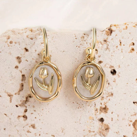 Pendientes elegantes con relieve de tulipán y delicados detalles en color crema