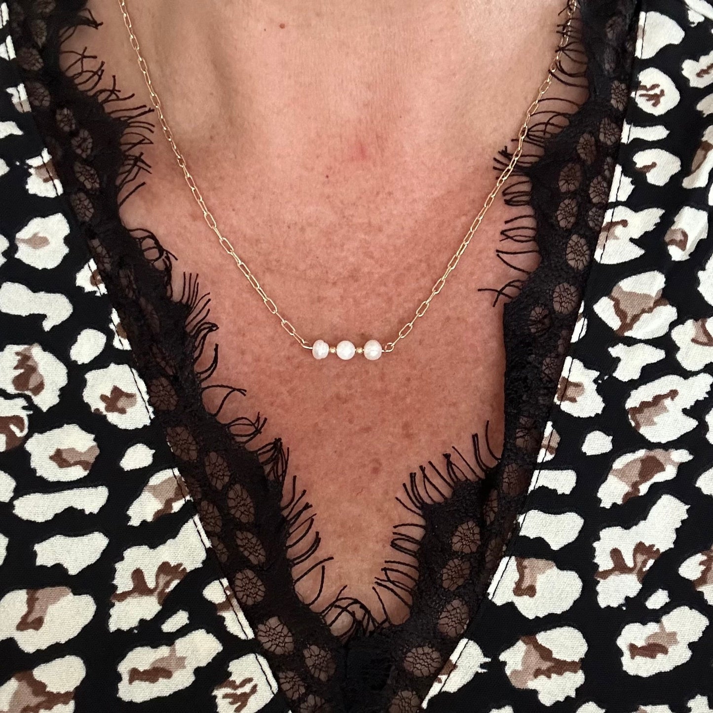 Delicado collar de perlas con tres pequeñas perlas de agua dulce