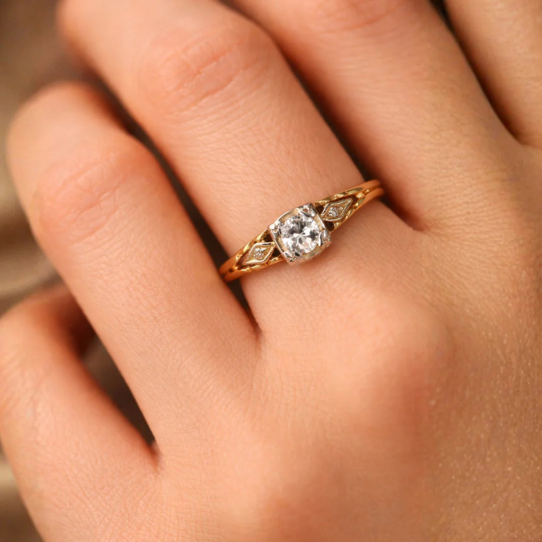 Anillo Vintage Delicado con Circonia Cúbica