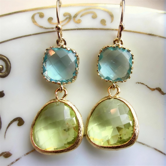 Delicados pendientes de cuarzo azul turquesa con gotas y cuadrados