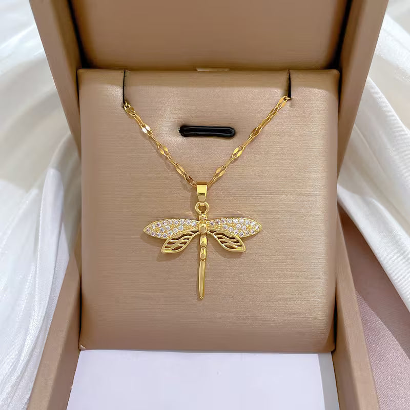 Collar de Libélula Dorada con Diseño Delicado