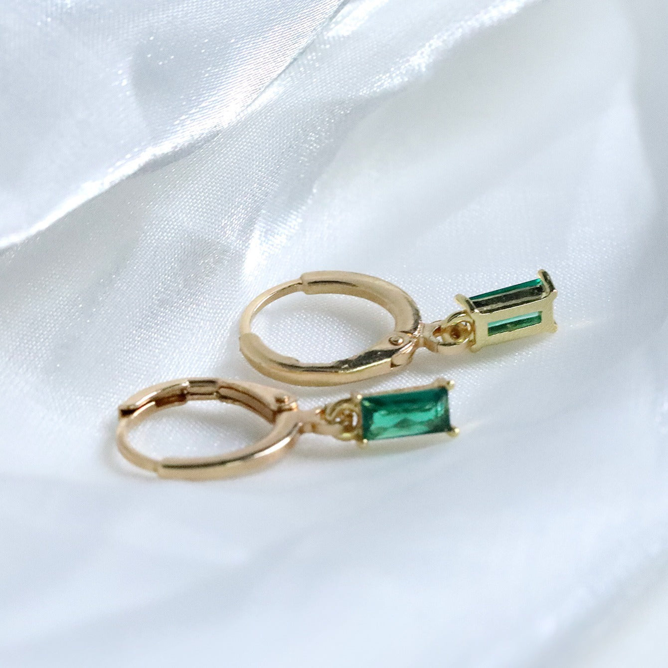 Elegantes pendientes de aro de esmeralda verde con piedra circonita para mujer