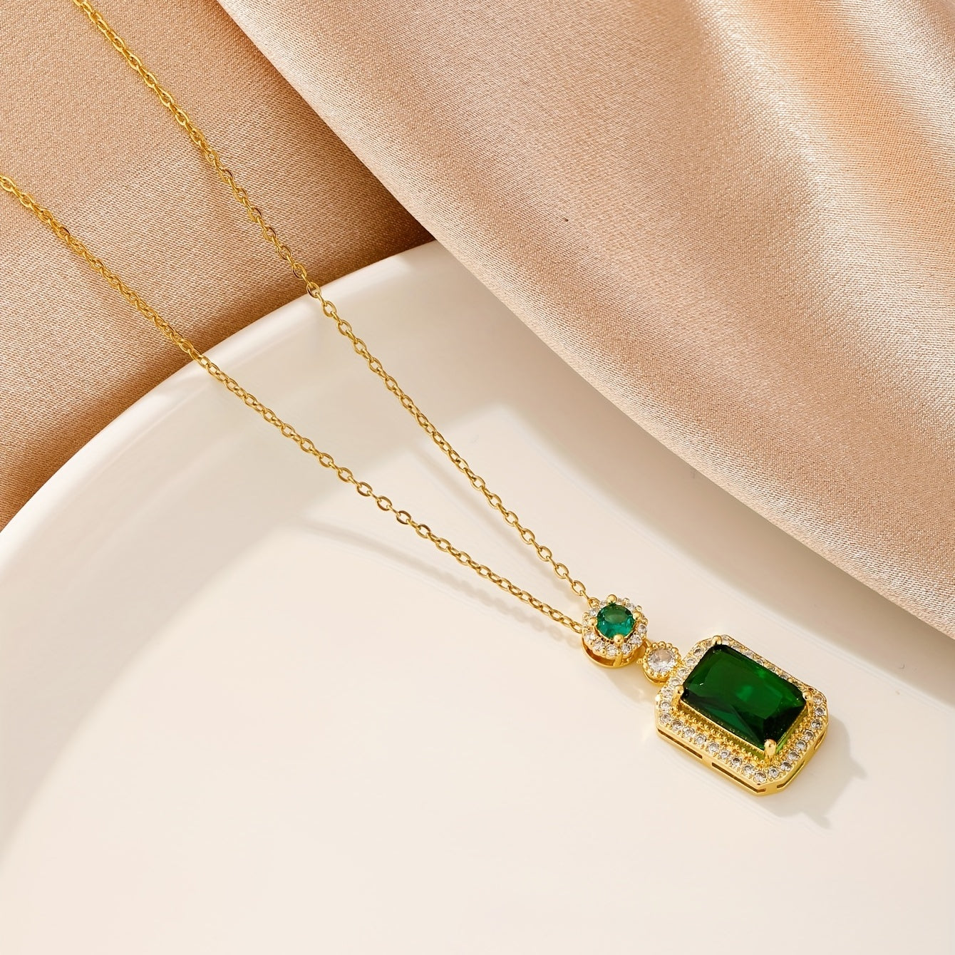 Elegante collar de esmeralda con detalles de circonitas y delicada cadena