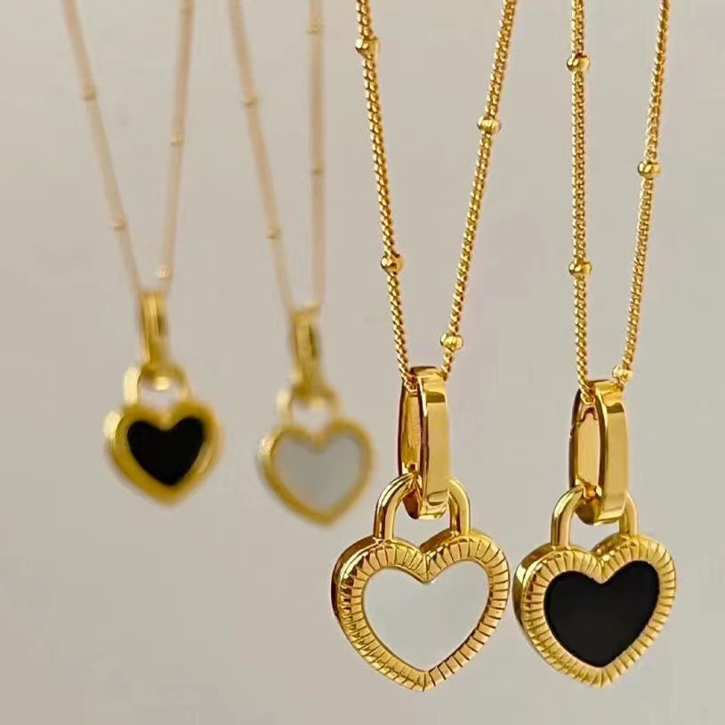 Collar de oro con colgante de corazón blanco y negro