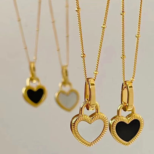 Collar de oro con colgante de corazón blanco y negro