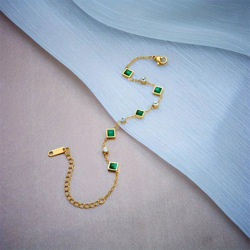 Elegante pulsera con piedras cuadradas de esmeralda y circonitas