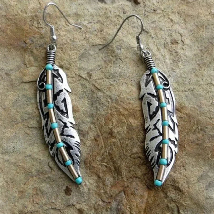 Pendientes de plumas vintage con cuentas de turquesa y diseño de metal antiguo