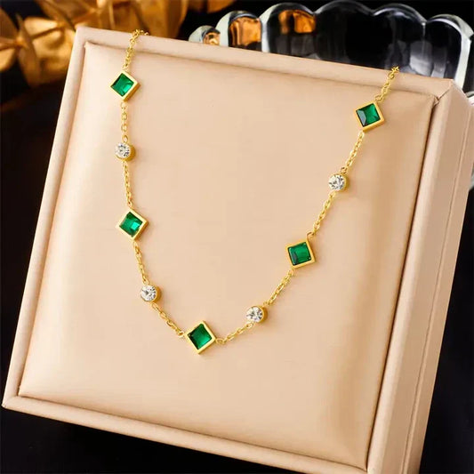 Elegante collar con colgante cuadrado verde esmeralda y circonita cúbica