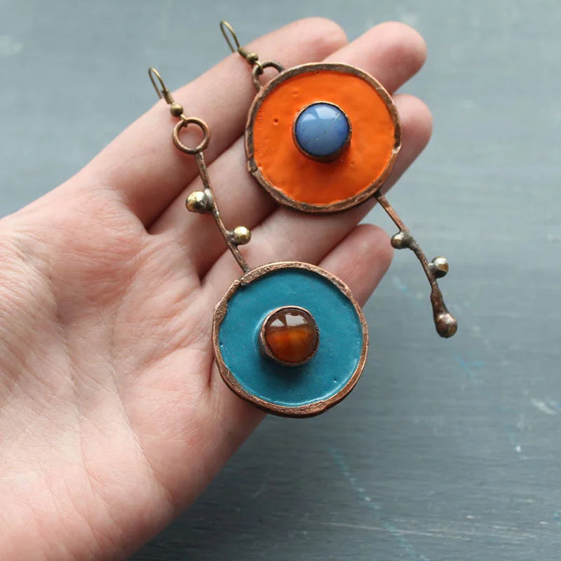 Pendientes asimétricos de cobre con esmalte de colores y piedras naturales