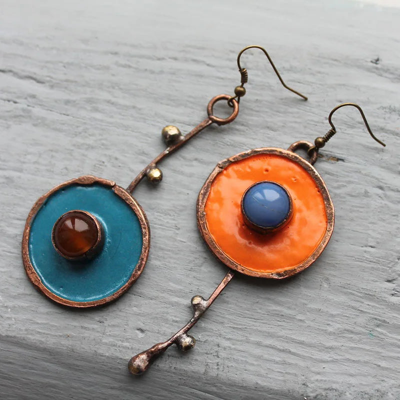 Pendientes asimétricos de cobre con esmalte de colores y piedras naturales
