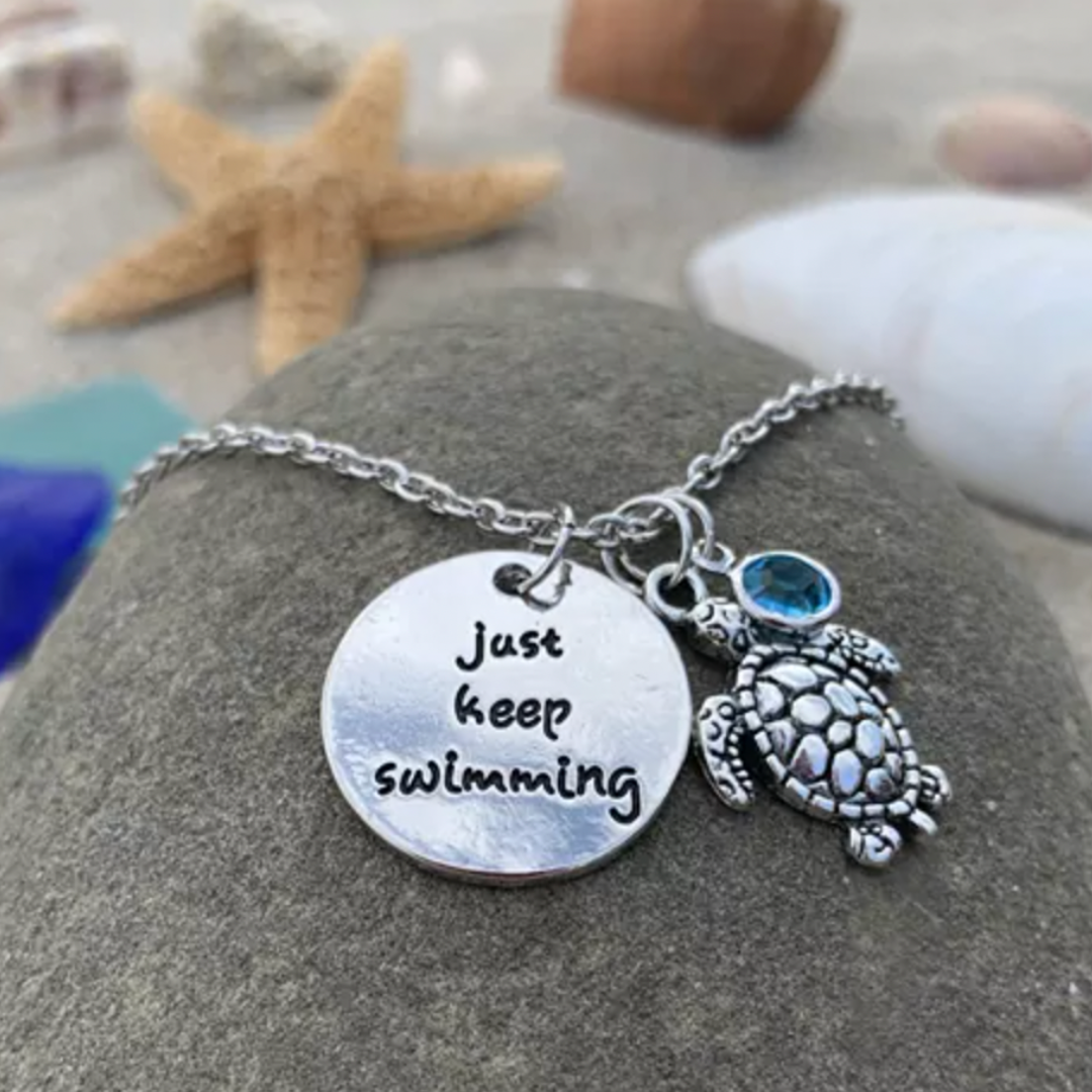 Collar motivador de tortuga con dicho y colgante de circonitas azules