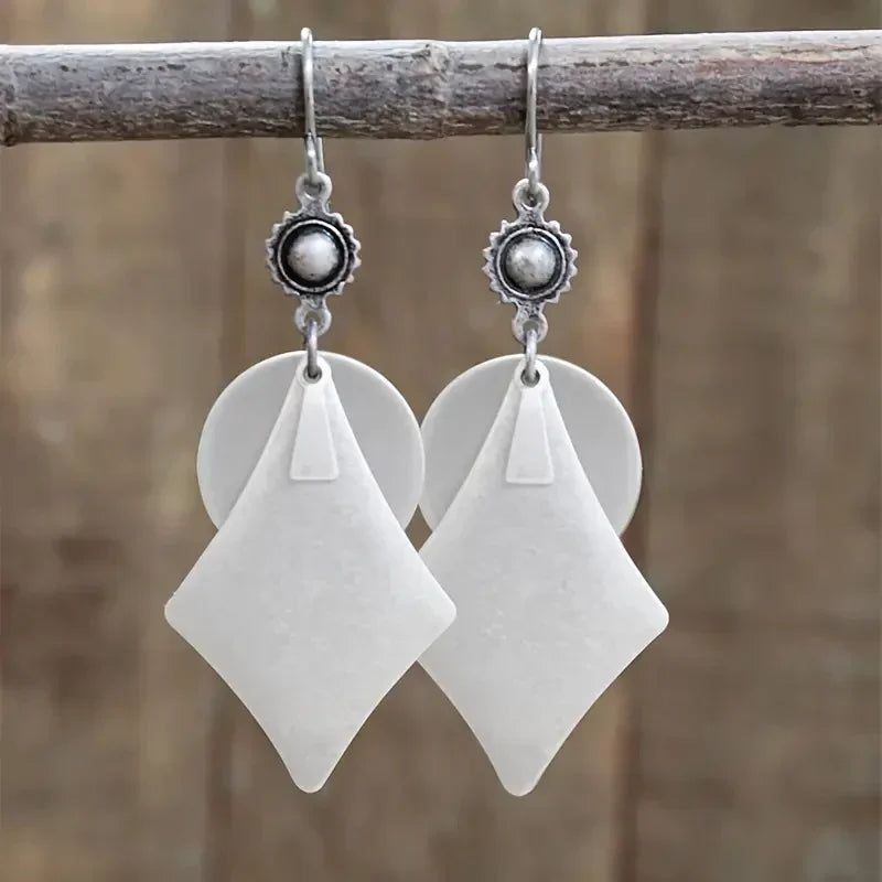 Elegantes pendientes blancos con colgantes en forma de diamante y engaste antiguo