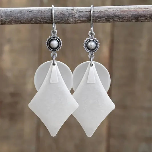 Elegantes pendientes blancos con colgantes en forma de diamante y engaste antiguo
