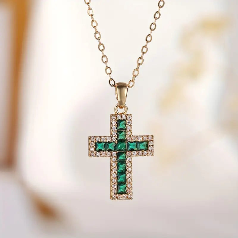 Collar cruz de filigrana con circonitas verdes y ribete de strass