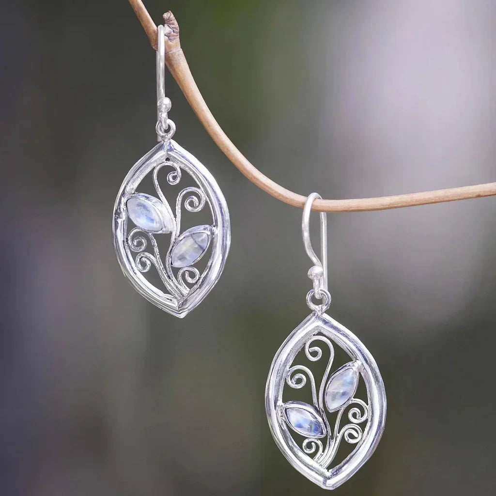 Pendientes de piedra lunar de plata de primera ley con zarcillos florales