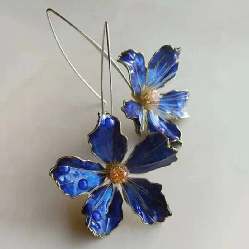Elegantes pendientes de flores azules con detalles de gotas de agua