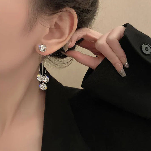 Pendientes en racimo de circonitas cúbicas brillantes con tres bolas colgantes